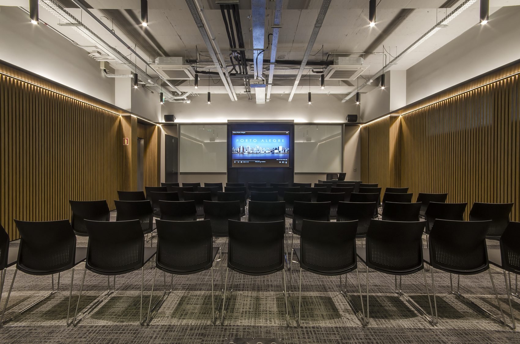 Sala multiuso montada em formato auditório.