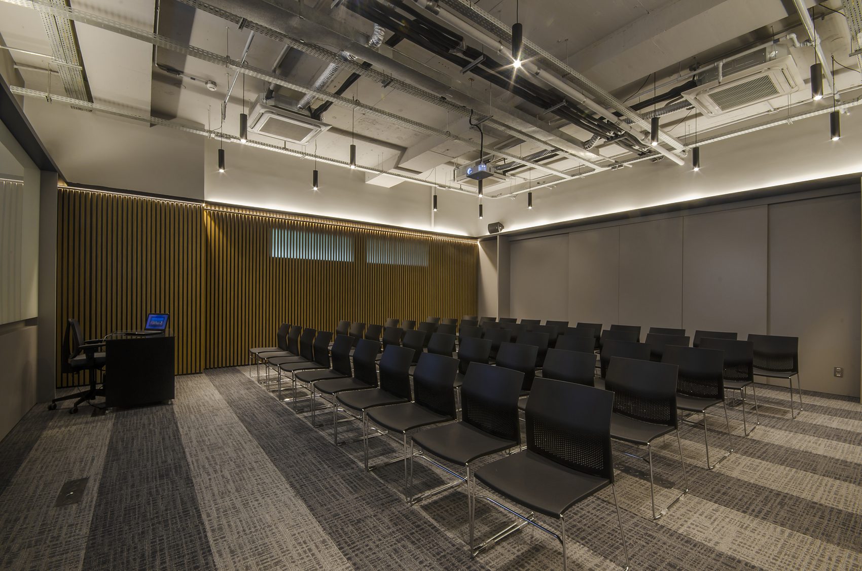 Sala multiuso com púlpito e a divisória fechada.